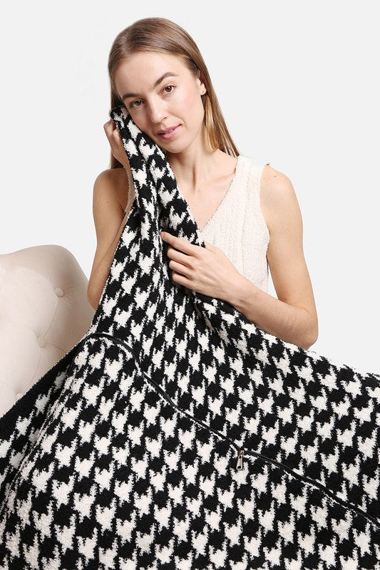 2 In 1 Houndstooth Print Throw Blanket & Pillow