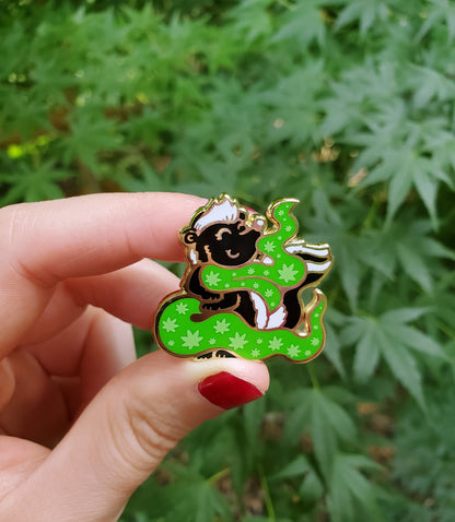 Skunk Pin by Kolorspun