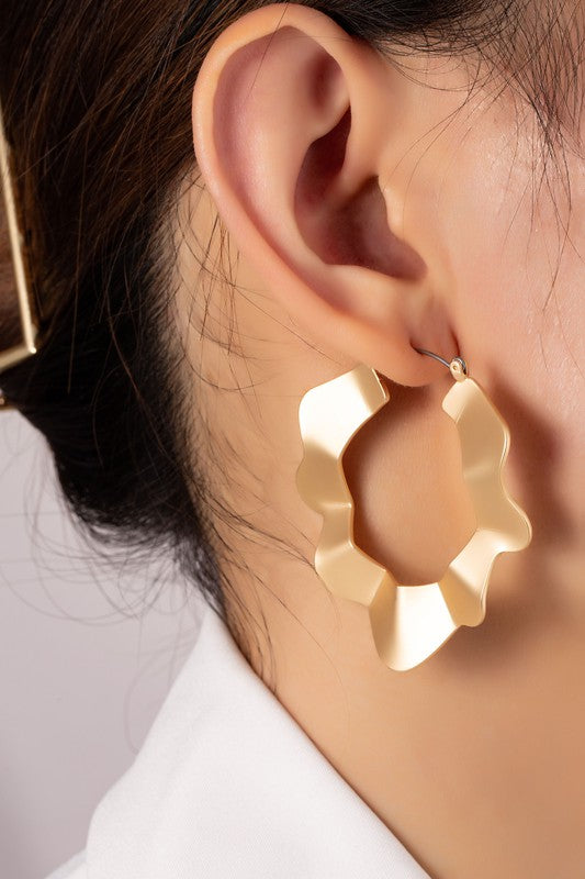 Wavy metal hoop earrings