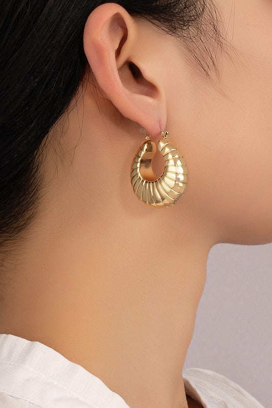 Lightweight puffy clam shell pattern hoop earrings