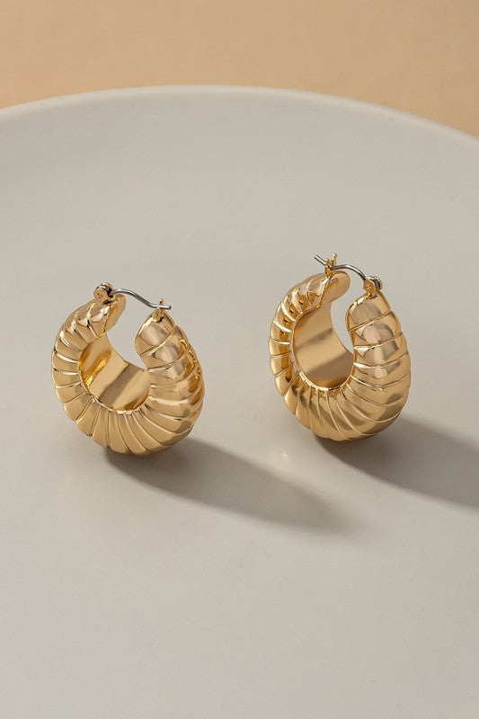 Lightweight puffy clam shell pattern hoop earrings