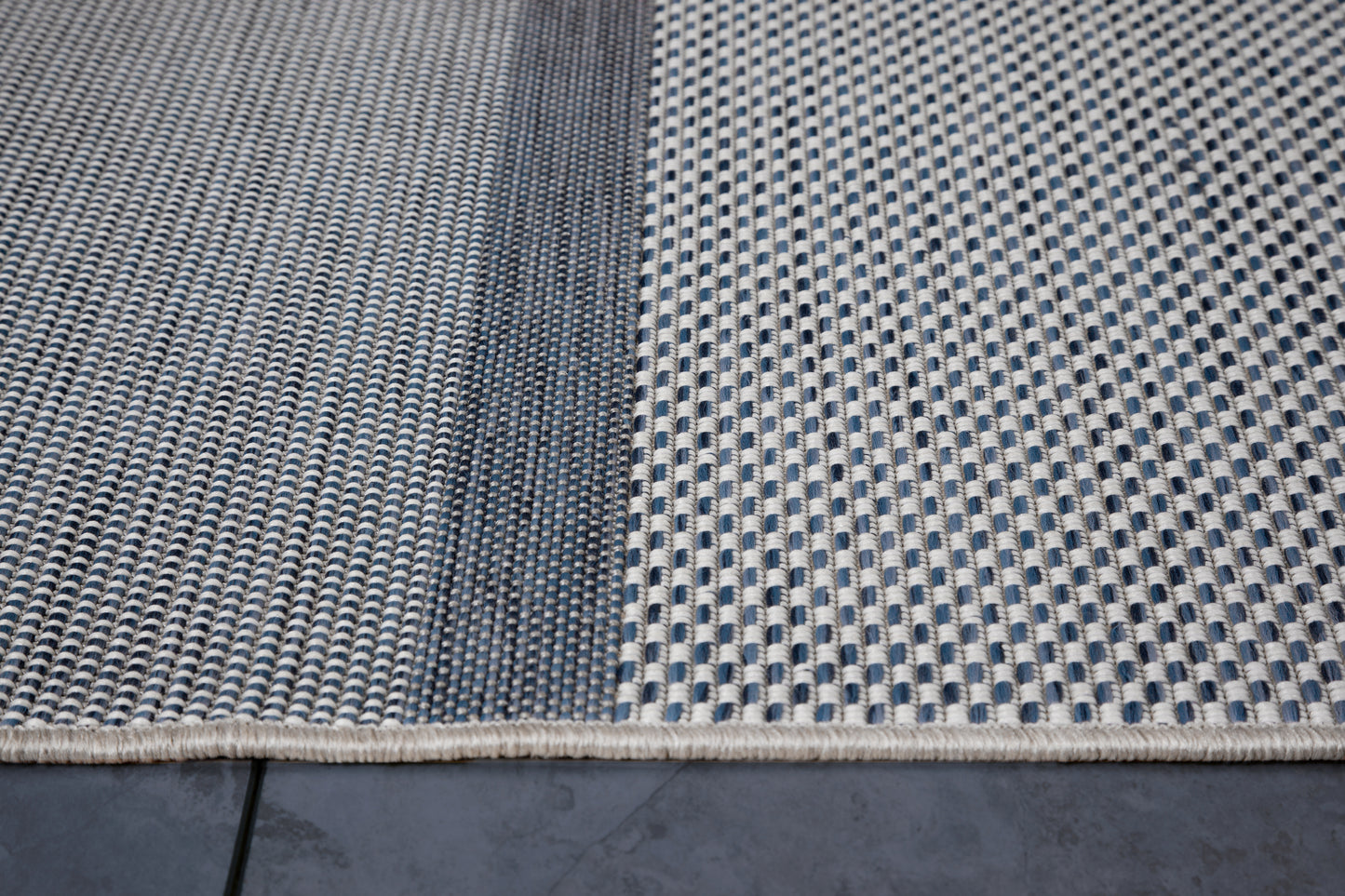 Pyramids White, Denim Blue / Outdoor Polypropylene Area Rug 5x8