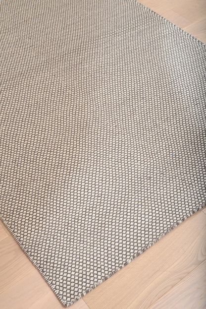 Grey/White Area Rug 5x8