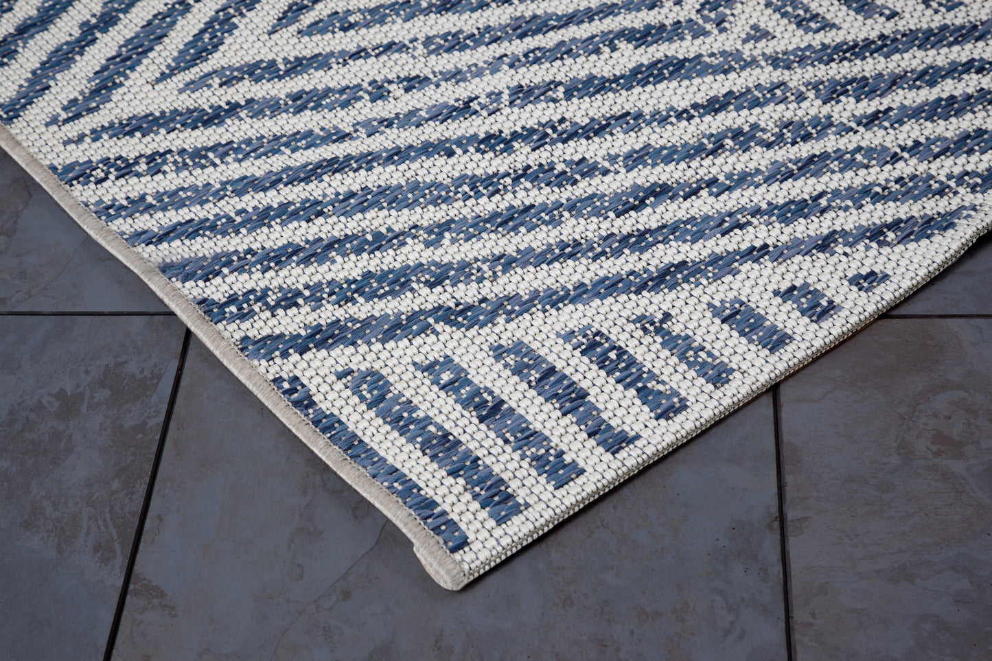 Pyramids White, Linen, Faded Denim Indoor / Outdoor Polypropylene Area Rug 5x8