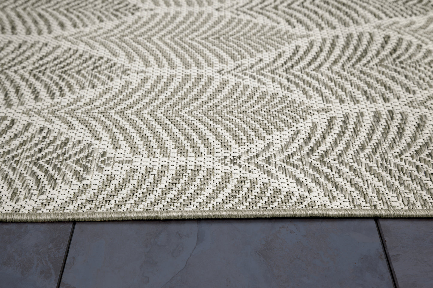 Foliage White, Neutral Indoor / Outdoor Polypropylene Area Rug 5x8